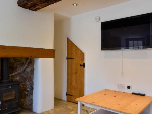Un televizor și/sau centru de divertisment la Glimsters Cottage