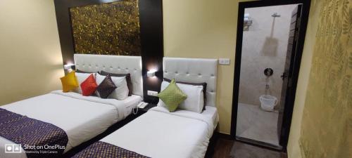 Hotel Grand Bhagwat Udaipurにあるベッド