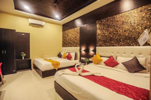 Hotel Grand Bhagwat Udaipurにあるベッド