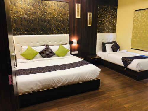 Hotel Grand Bhagwat Udaipurにあるベッド