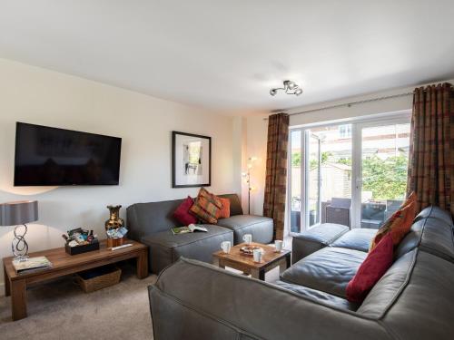 Una sala de estar con dos sofás y un televisor. en Oakwood, en Everton