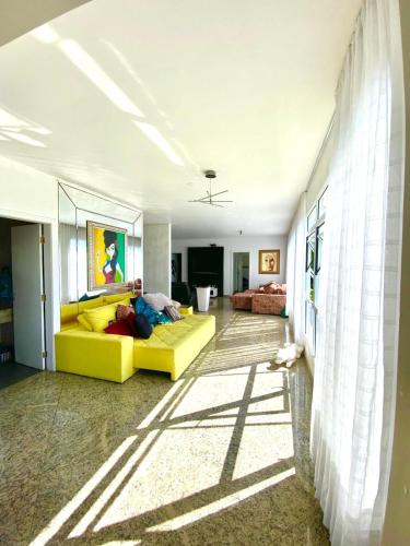 a living room with a yellow couch in a room at Sonho do Moreno in Vila Velha