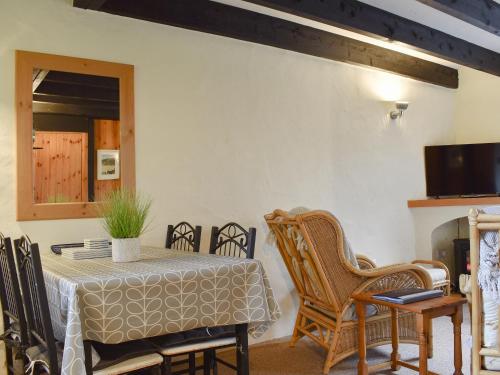 ein Esszimmer mit Tisch und Stühlen in der Unterkunft Ivory Cottage in Woolacombe