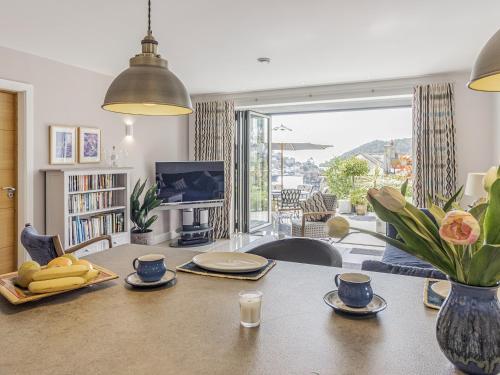 sala de estar con mesa de comedor y vistas en River Coombe, en Dartmouth