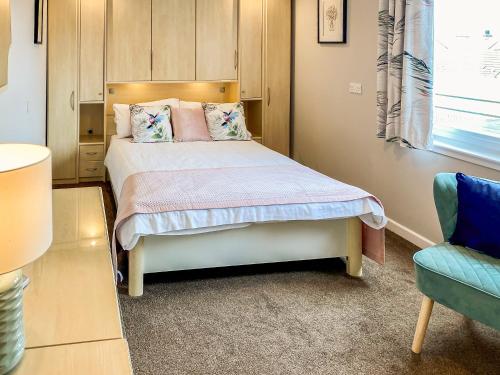 a small bedroom with a bed and a chair at Broad Apartment 5 - Uk48081 in Kirkwall