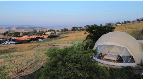 雅弗尼בוסתן הדס, הדום שבהר的山顶的圆顶帐篷