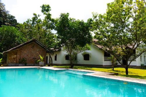 a swimming pool in front of a house at Villa Kobeimalhéna, Matara in Sulutanagoda