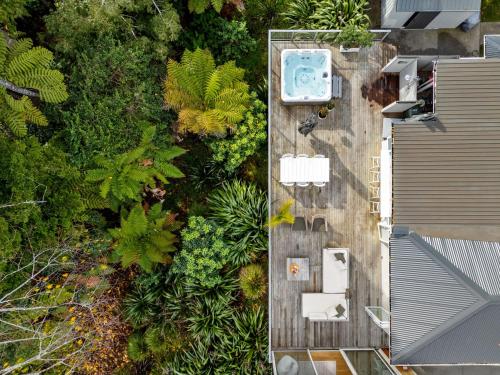 Κήπος έξω από το Stylish Gully Retreat with Spa and Office