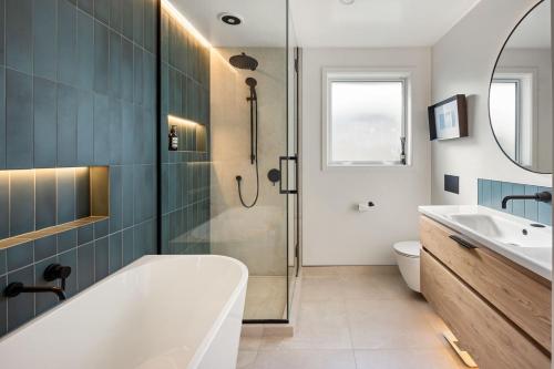 Stylish Gully Retreat with Spa and Officeにあるバスルーム