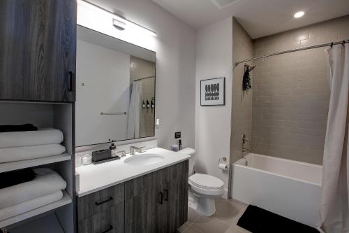 Un baño con lavabo, inodoro y bañera. en Upscale Midtown Retreat , Free Parking & Close to Mercedes-Benz, en Atlanta