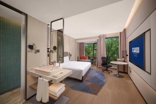 Ένα ή περισσότερα κρεβάτια σε δωμάτιο στο Holiday Inn Express Yibin Xuzhou by IHG