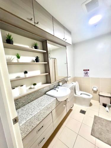 Un baño de Angels Place The Atherton, Manila Condo Near Airport