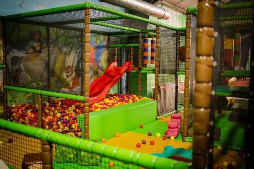 a play room filled with lots of different types of balls at Thermenhotel Vier Jahreszeiten in Lutzmannsburg