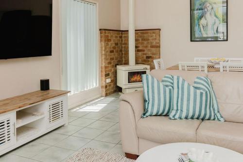 Μια τηλεόραση ή/και κέντρο ψυχαγωγίας στο Pet friendly Close to Beach and Mount Coolum walking trail