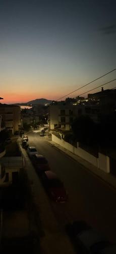 Η ανατολή ή δύση του ηλίου όπως φαίνεται από αυτό το διαμέρισμα ή από εκεί κοντά