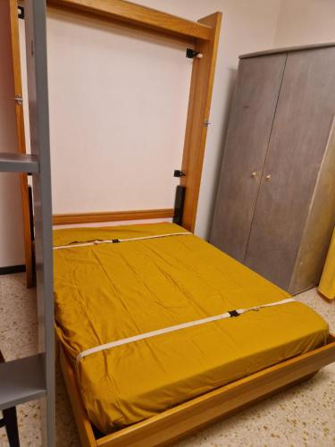 un lit avec une feuille jaune dans une pièce dans l'établissement Studio meublé, à Lunel