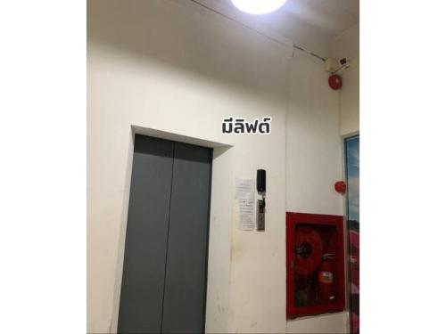 a room with a fire hydrant and a door in a building at ชิตตยาแมนชั่น in Hat Yai