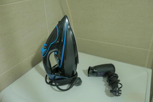 a black and blue umbrella sitting on top of a toilet at Apartman Icić in Pirot