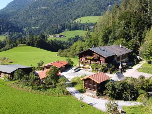 - une vue aérienne sur une maison dans les montagnes dans l'établissement Chicken coop with private spa, à Unken