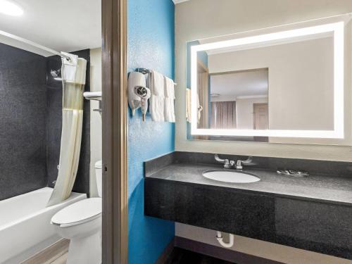 Koupelna v ubytování Days Inn by Wyndham Houston East