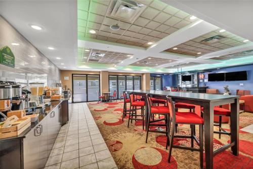 Гостиная зона в Wingate by Wyndham State Arena Raleigh/Cary Hotel