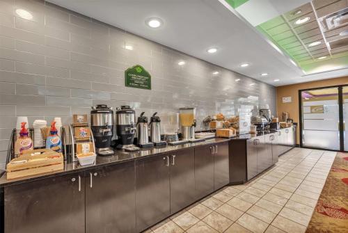 Кухня или мини-кухня в Wingate by Wyndham State Arena Raleigh/Cary Hotel
