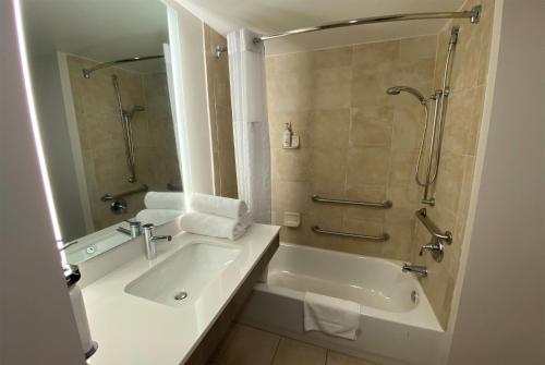 Ванная комната в Wingate by Wyndham State Arena Raleigh/Cary Hotel