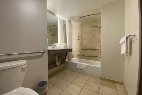 Ванная комната в Wingate by Wyndham State Arena Raleigh/Cary Hotel