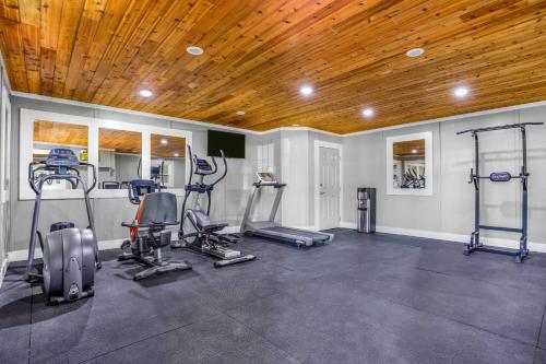 Fitness centrum a/nebo fitness zařízení v ubytování Days Inn by Wyndham Golden