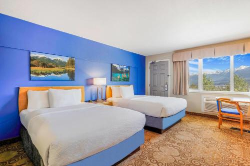 Postel nebo postele na pokoji v ubytování Days Inn by Wyndham Golden