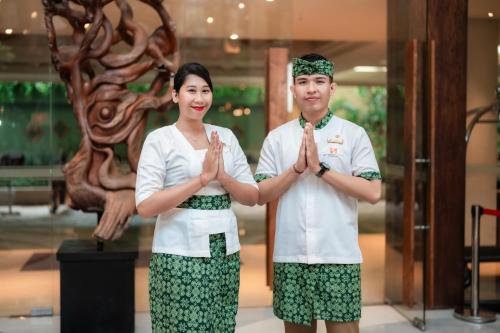Členové personálu v ubytování Swiss-Belhotel Rainforest