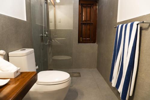 a bathroom with a toilet and a shower at Villa Kobeimalhéna, Matara in Sulutanagoda