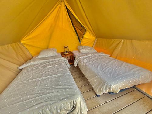 เตียงในห้องที่ Cottage bord de mer MERVILLE FRANCEVILLE