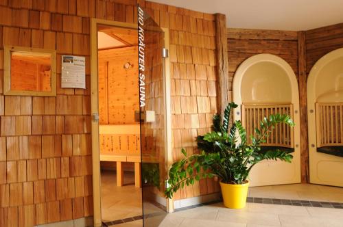 a room with a plant in front of a door at Hotel Erlebniswelt Stocker in Schladming