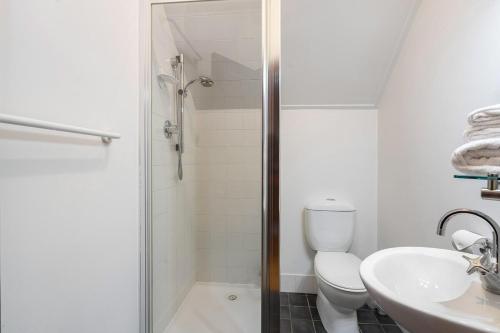 マーガレットリバーにあるTerrace Haus Margaret Riverのシャワー、トイレ、洗面台を備えたバスルーム