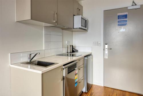 Kuchyň nebo kuchyňský kout v ubytování Ramada Suites by Wyndham Auckland Manukau Pacfic Centre