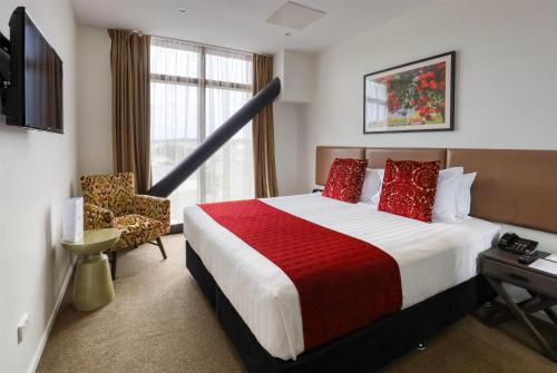 Postel nebo postele na pokoji v ubytování Ramada Suites by Wyndham Auckland Manukau Pacfic Centre