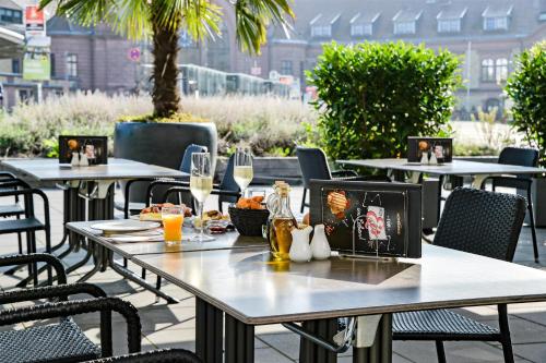a table with glasses of wine on a patio at Best Western Hotel Hohenzollern in Osnabrück