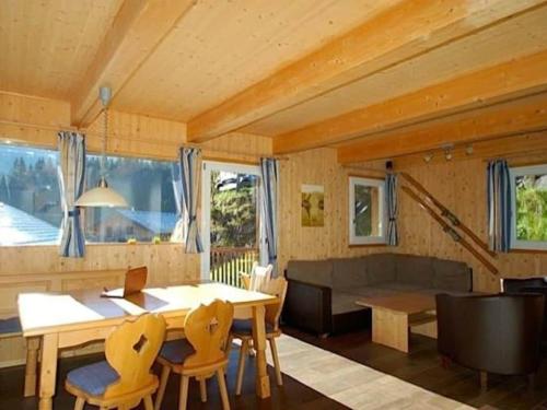 Posezení v ubytování Holiday home in Russbach with barbecue