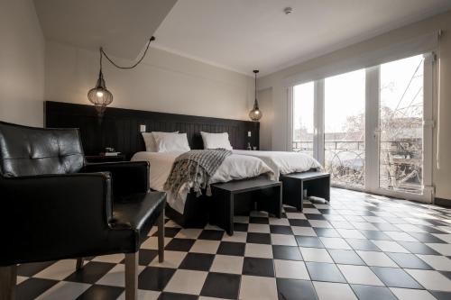 a bedroom with a bed and a checkered floor at Apart Hotel B in Santiago