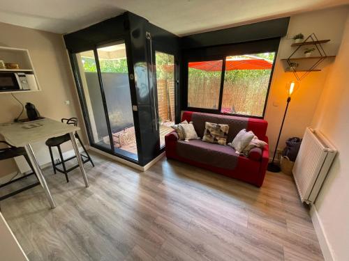 un salon avec un canapé et une table dans l'établissement Charmant studio au bord du lez, à Montpellier