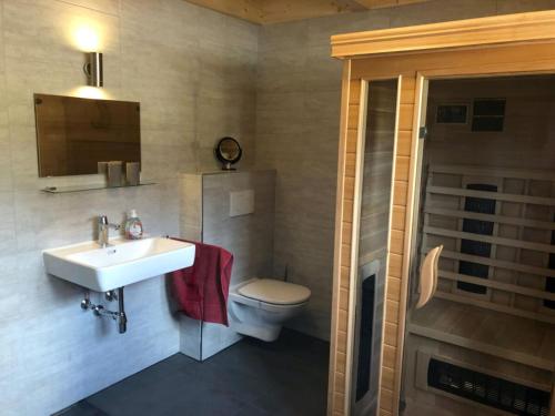 KlippitztorlにあるKlippitzstern House 2の洗面台とトイレ付きのバスルーム