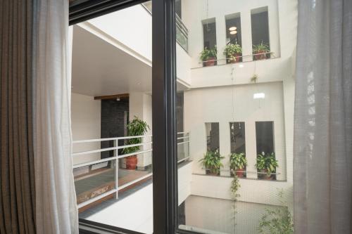 HOTEL BHRIKUTI TARAにあるバルコニーまたはテラス