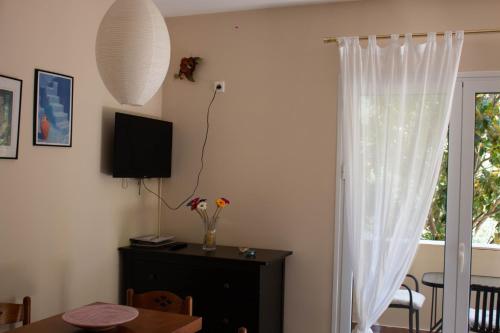 TV a/nebo společenská místnost v ubytování Myrtos Cottages Kefalonia