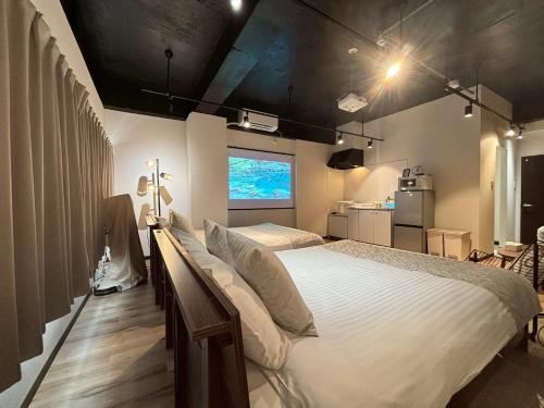 Una cama o camas en una habitación de Neighbor's Hotel 西広島駅前