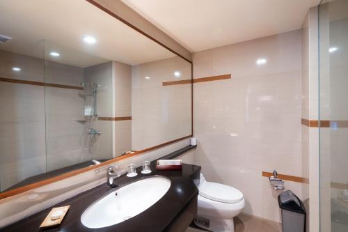 Bilik mandi di Swiss-Belhotel Rainforest