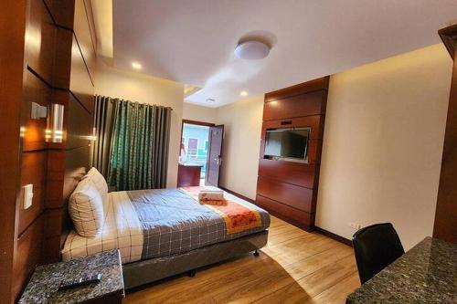 Jo Carter's Hotel and Suites Angeles Cityにあるベッド