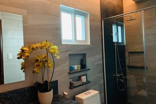 Jo Carter's Hotel and Suites Angeles Cityにあるバスルーム