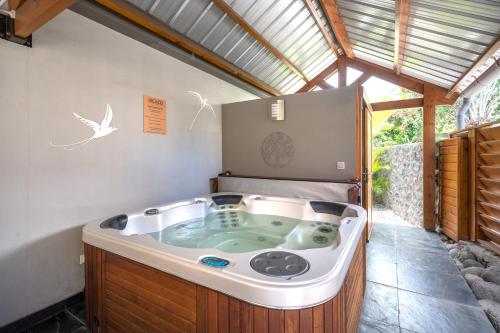 Fotografie z fotogalerie ubytování COTTAGE OCEAN classé 3 étoiles - 4 à 6 personnes - 2 chb - Accès direct à la plage et à l'esplanade de Boucan Canot avec ses bars et restaurants v destinaci Saint-Gilles-les Bains