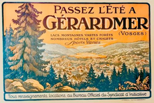 un panneau pour une serre avec une image d'une forêt dans l'établissement Close to the Lake !!!, à Gérardmer